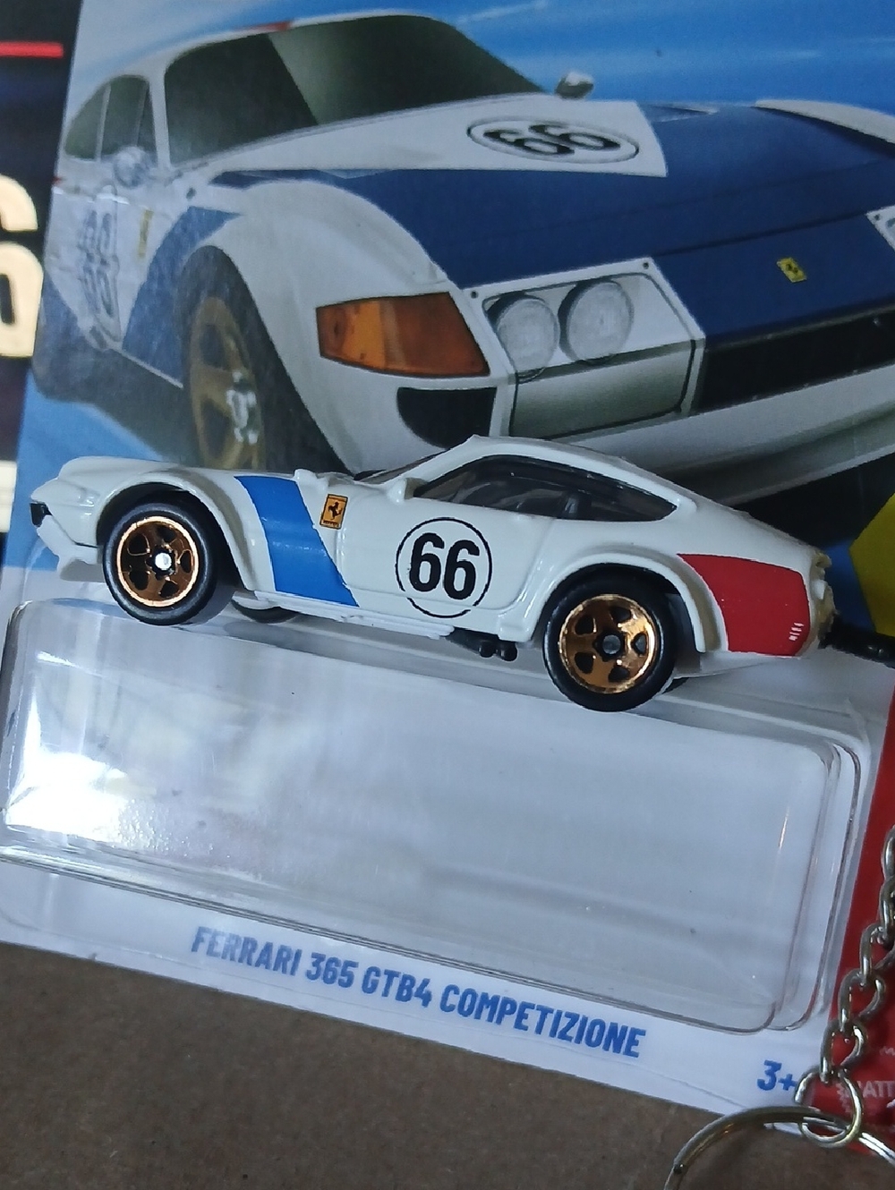 Keychain Ferrari 365 GTB4 Competizione Car - White with Blue & Red Accents